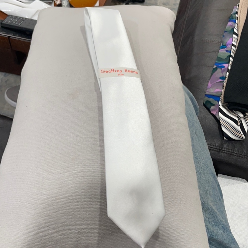 Geoffrey Beene white slim tie